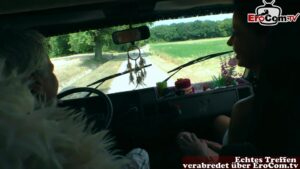 Milf und versauter Camper haben Sex im Freien